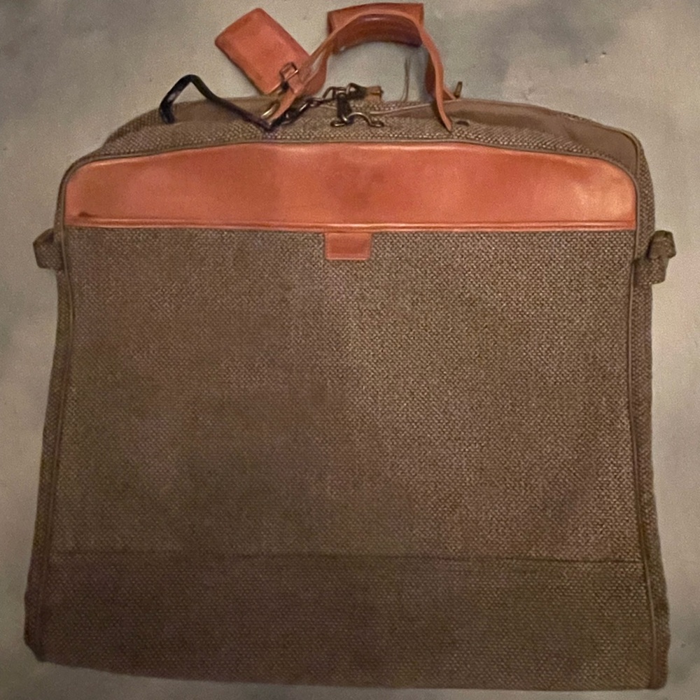 Hartmann Garment Bag 44x24x4.5" opened.
